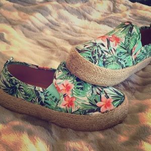 Hawaiian print flats size 5.5